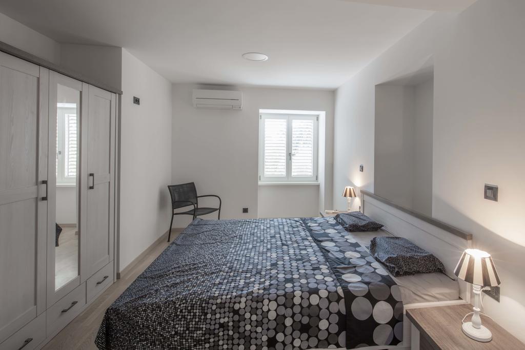 Apartments Villa Adrienne Mali Losinj Exterior photo